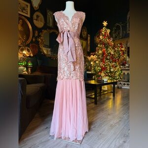 Tadashi Shoji Dusty Rose Sequin Scalloped Lace Detail Tulle Gown Size 8